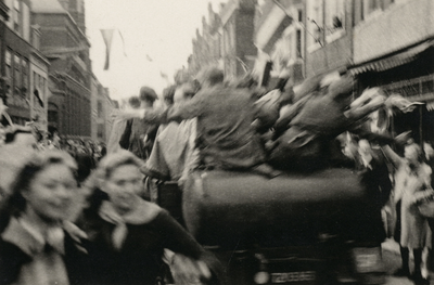 849161 Afbeelding van de feestvreugde in de Wittevrouwenstraat te Utrecht, tijdens de optocht van legervoertuigen door ...